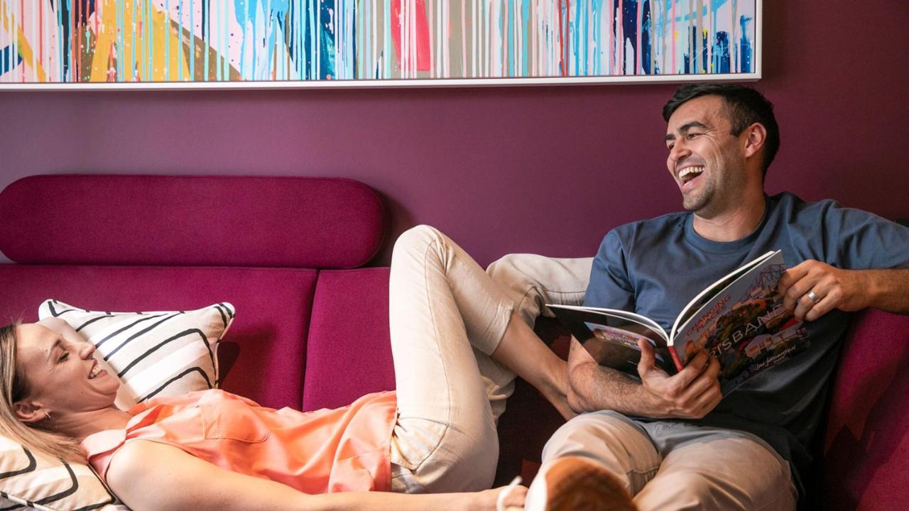 Hotel Indigo Brisbane City Centre, An Ihg Hotel المظهر الخارجي الصورة A couple reading a book together